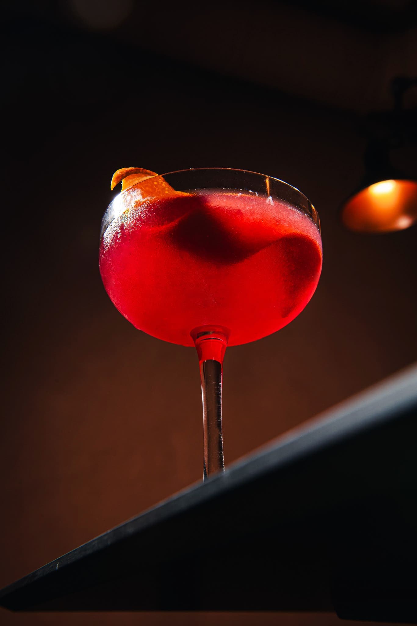 Cóctel rojo de la coctelería de The Lot