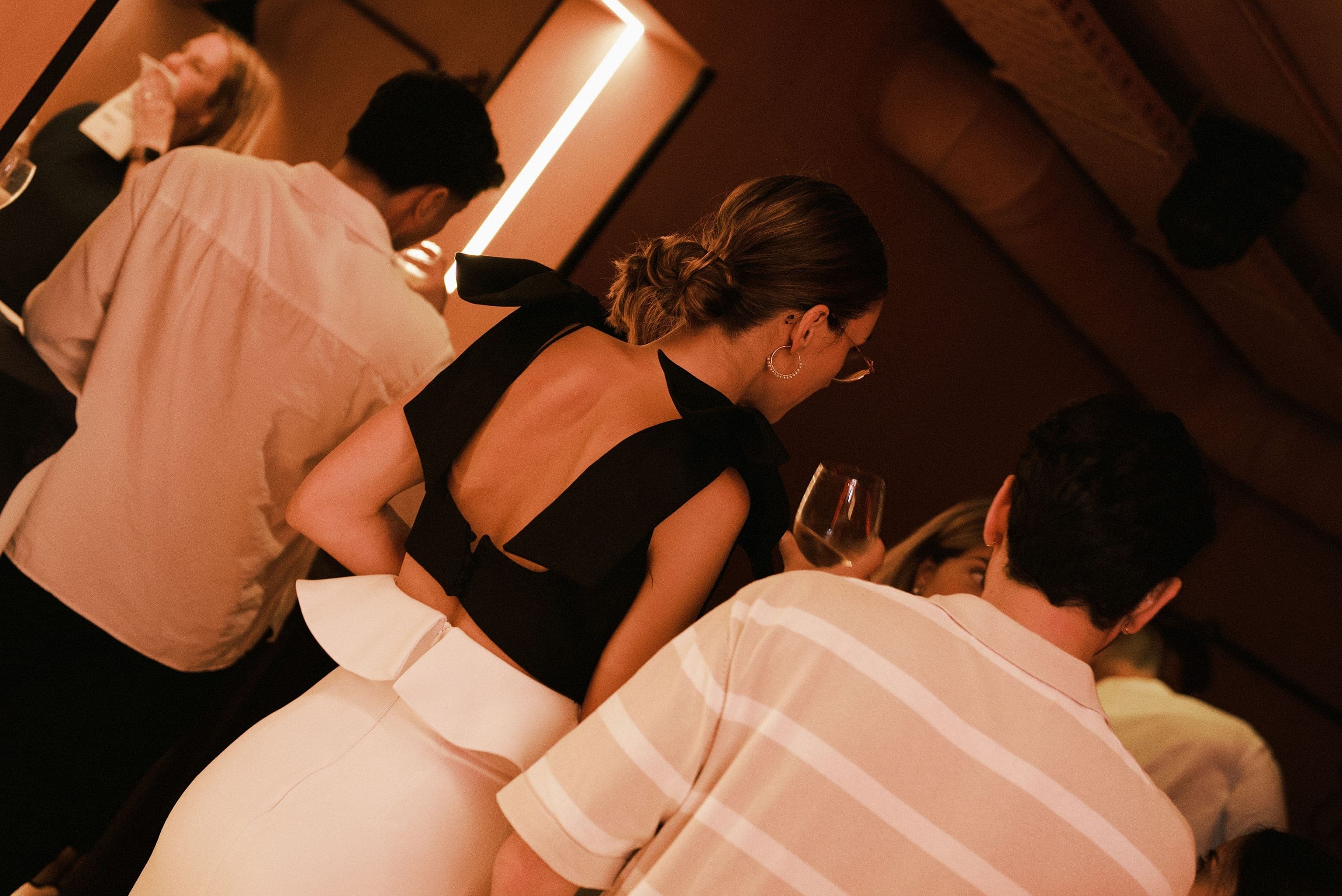 Invitados con copas en una celebración en The Lot