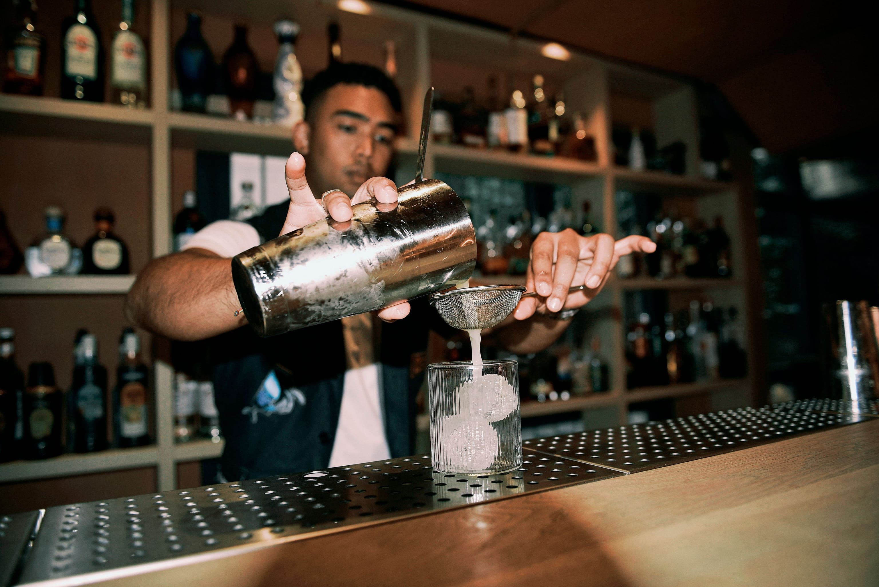 Bartender de The Lot preparando un cóctel