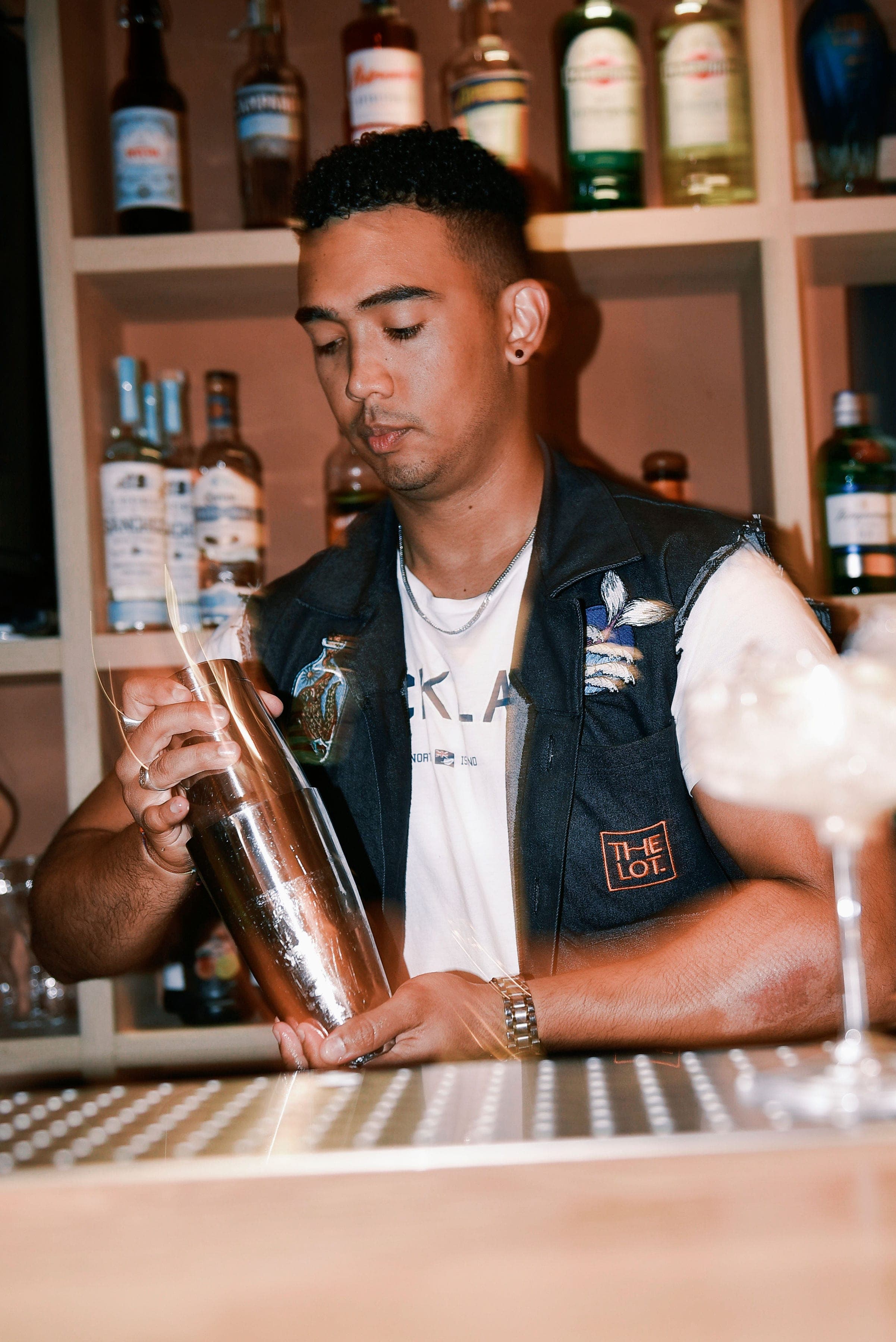 Bartender trabajando detrás de la barra de The Lot