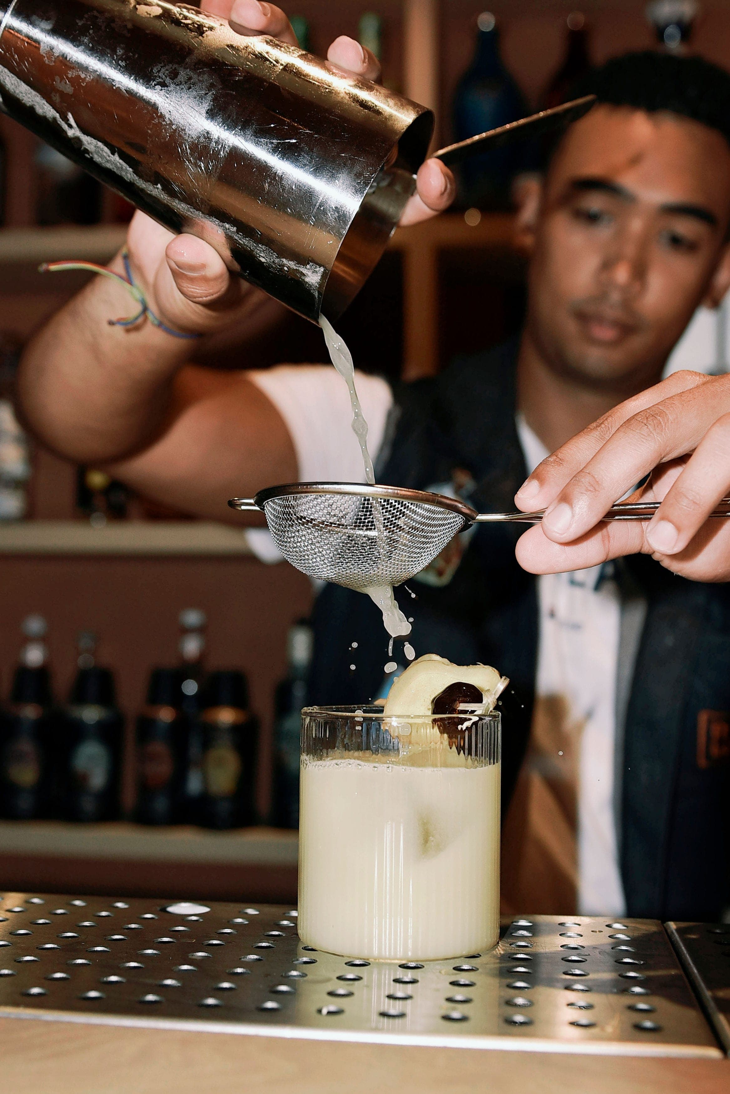 Bartender trabajando detrás de la barra de The Lot