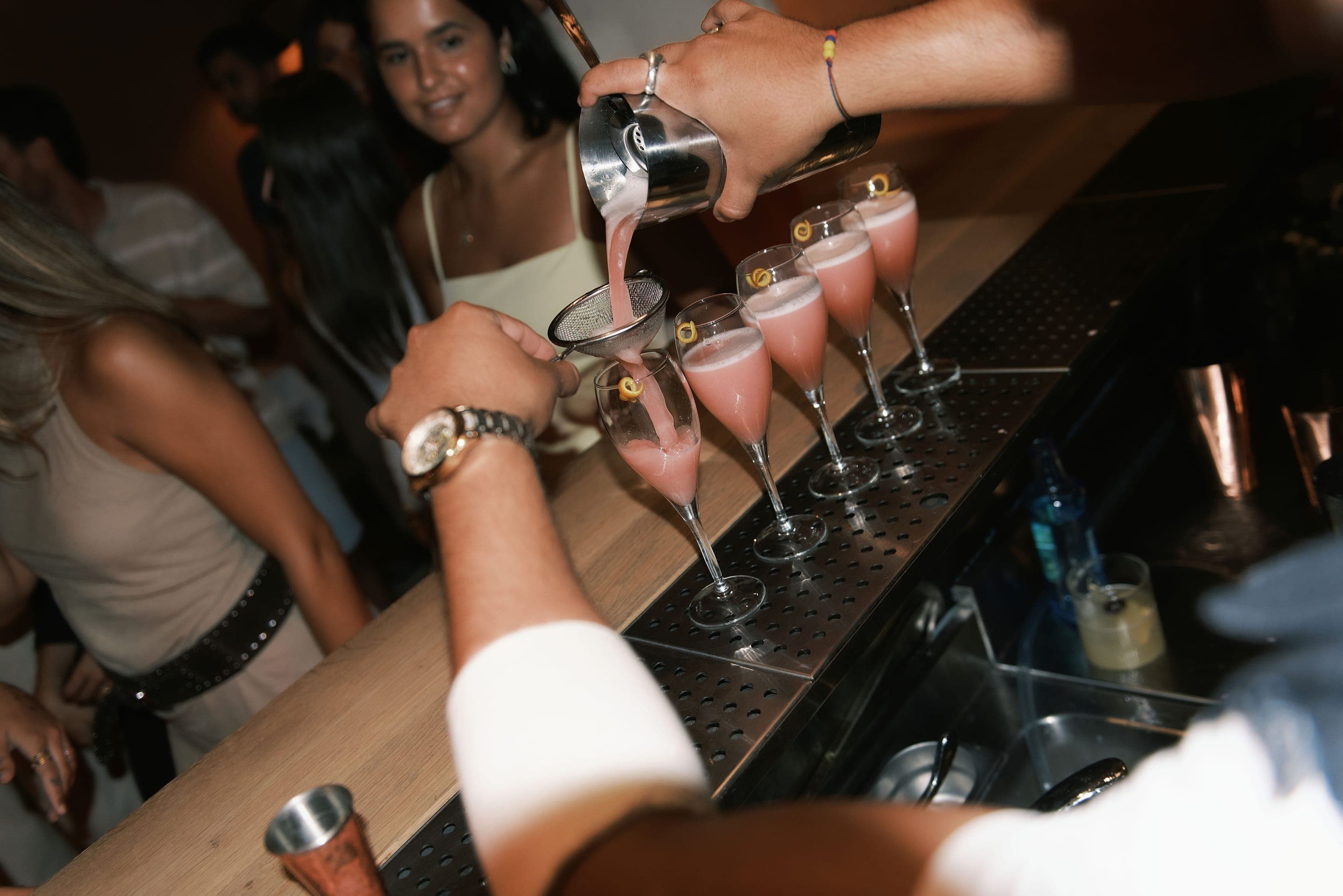 Servicio de copas en la barra de The Lot