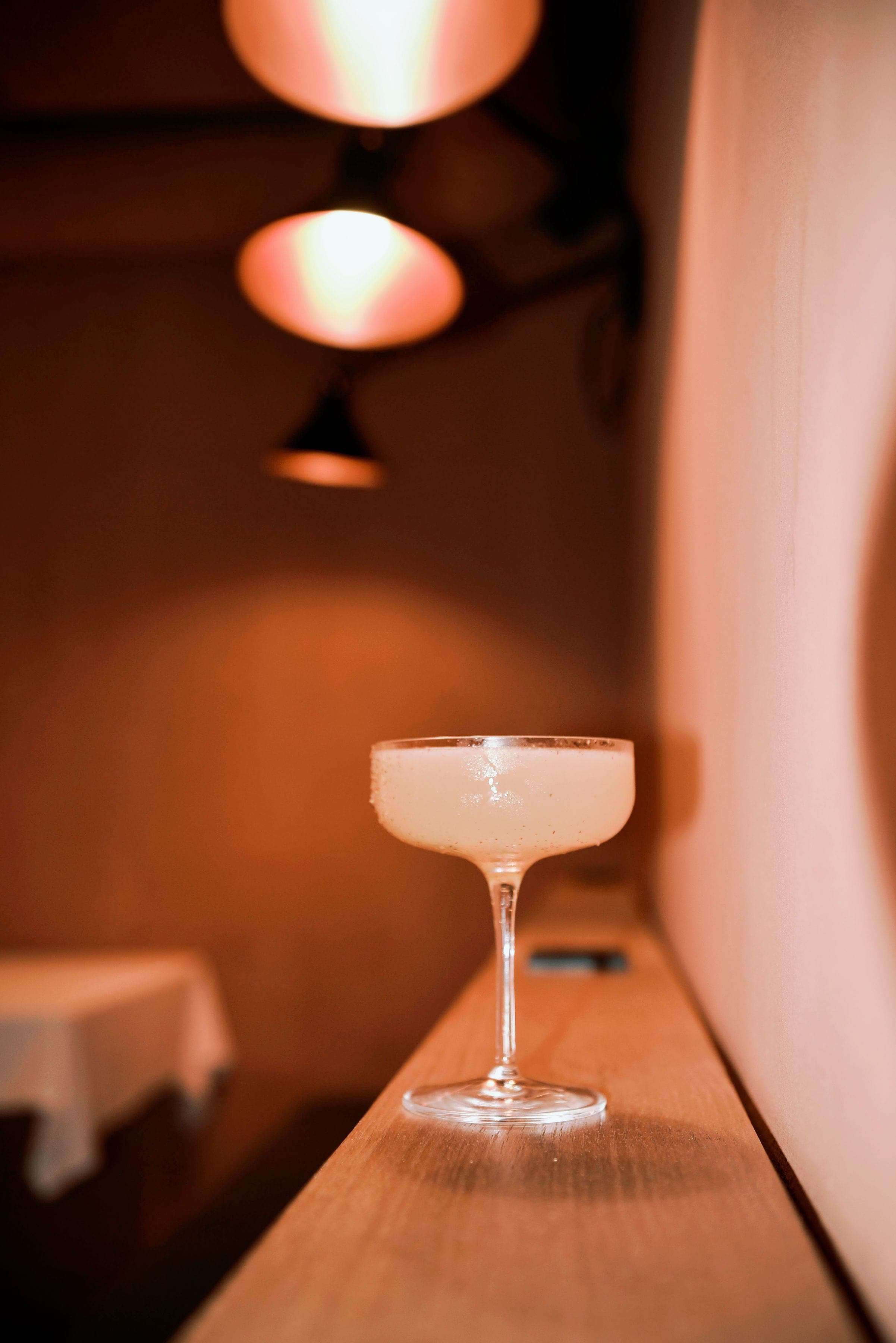 Cóctel servido en la barra de The Lot