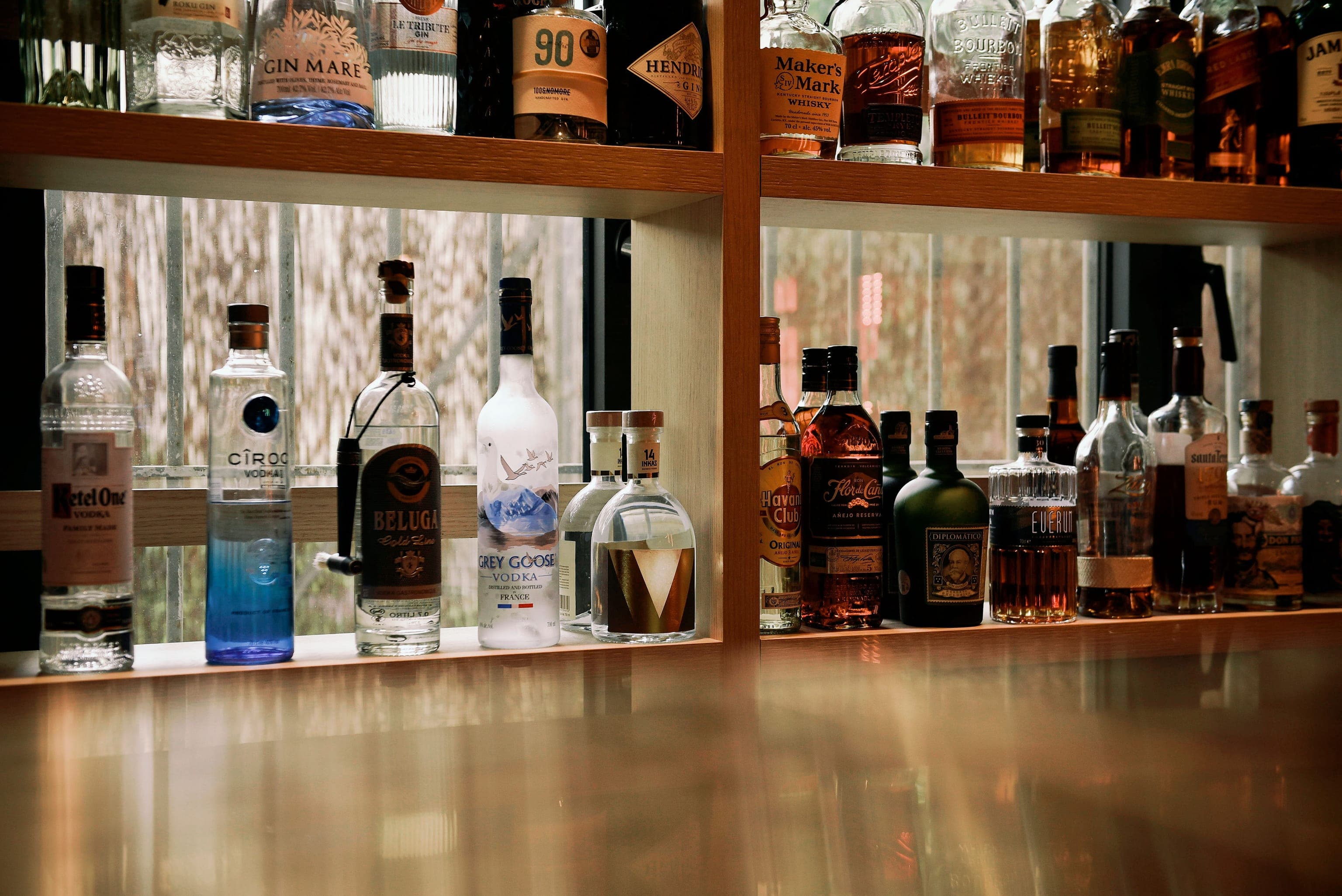 Botellas en la barra de The Lot