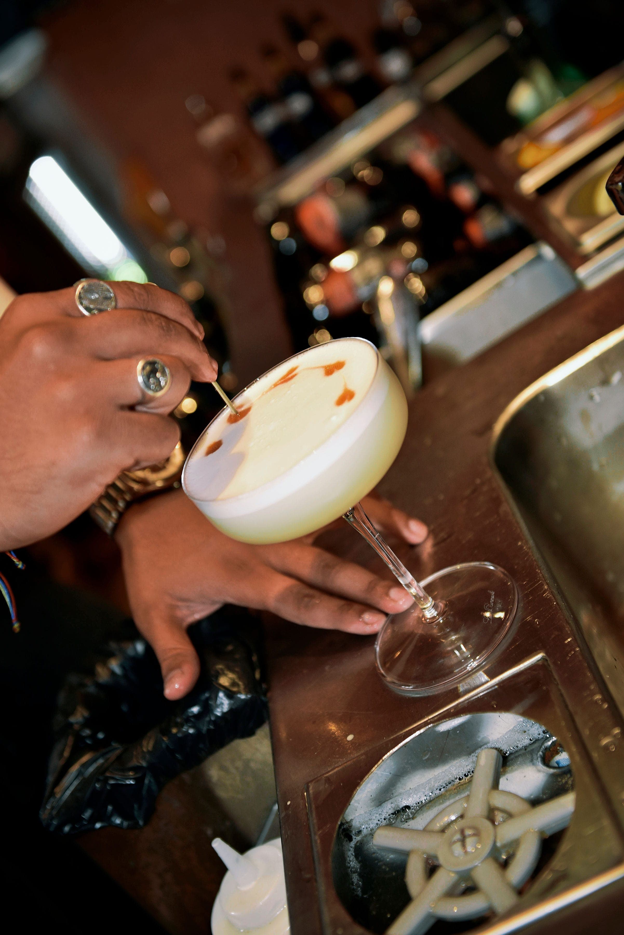 Cóctel coronado con espuma en The Lot