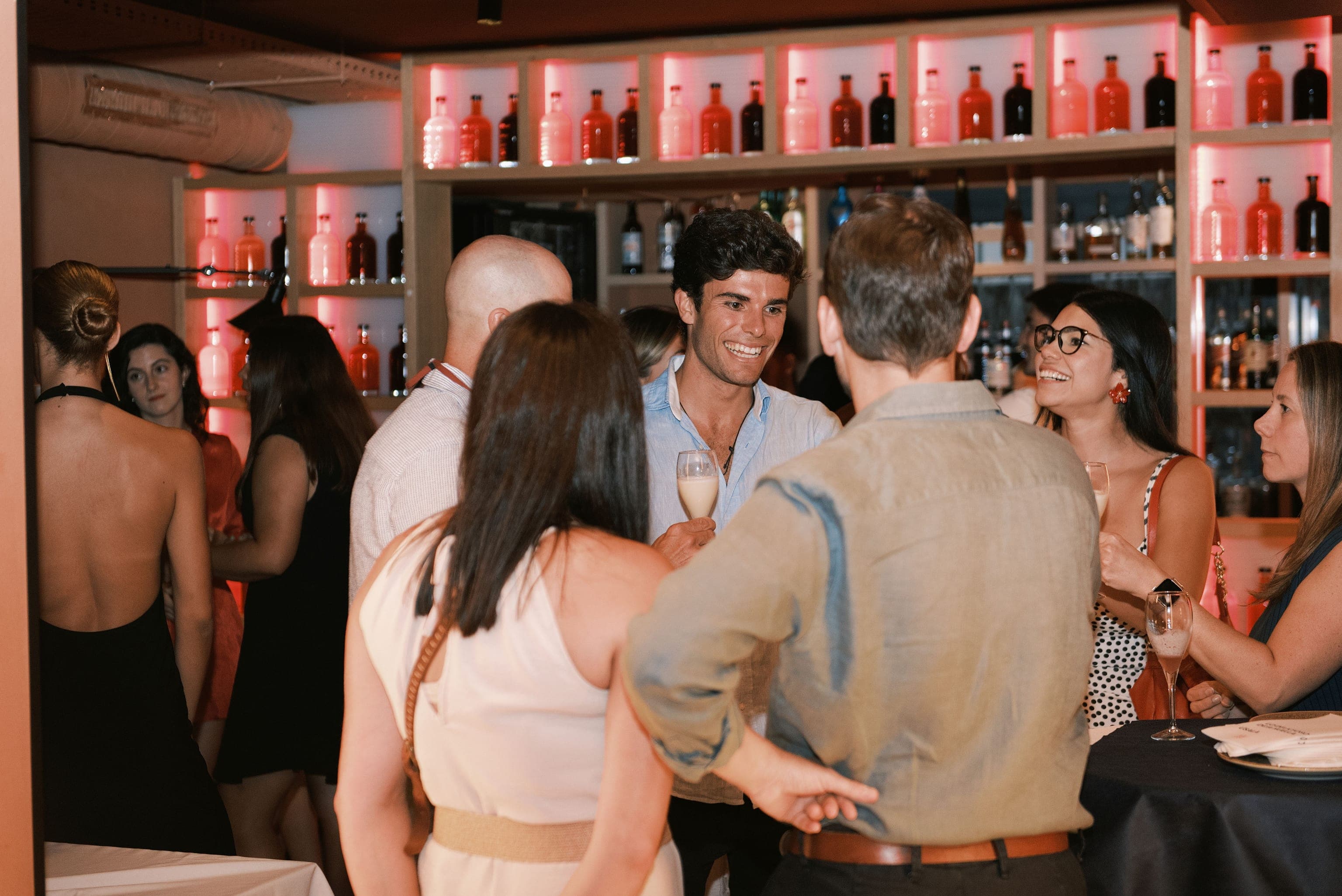 Brindis en un evento en The Lot