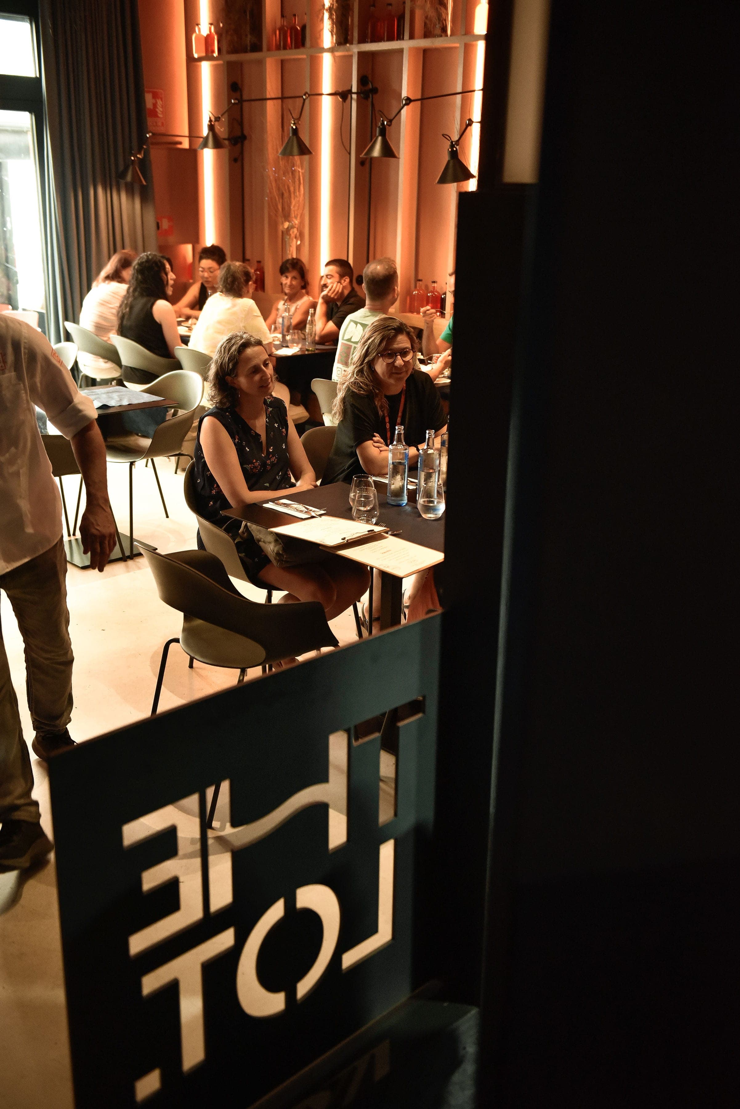 La sala de The Lot durante el servicio