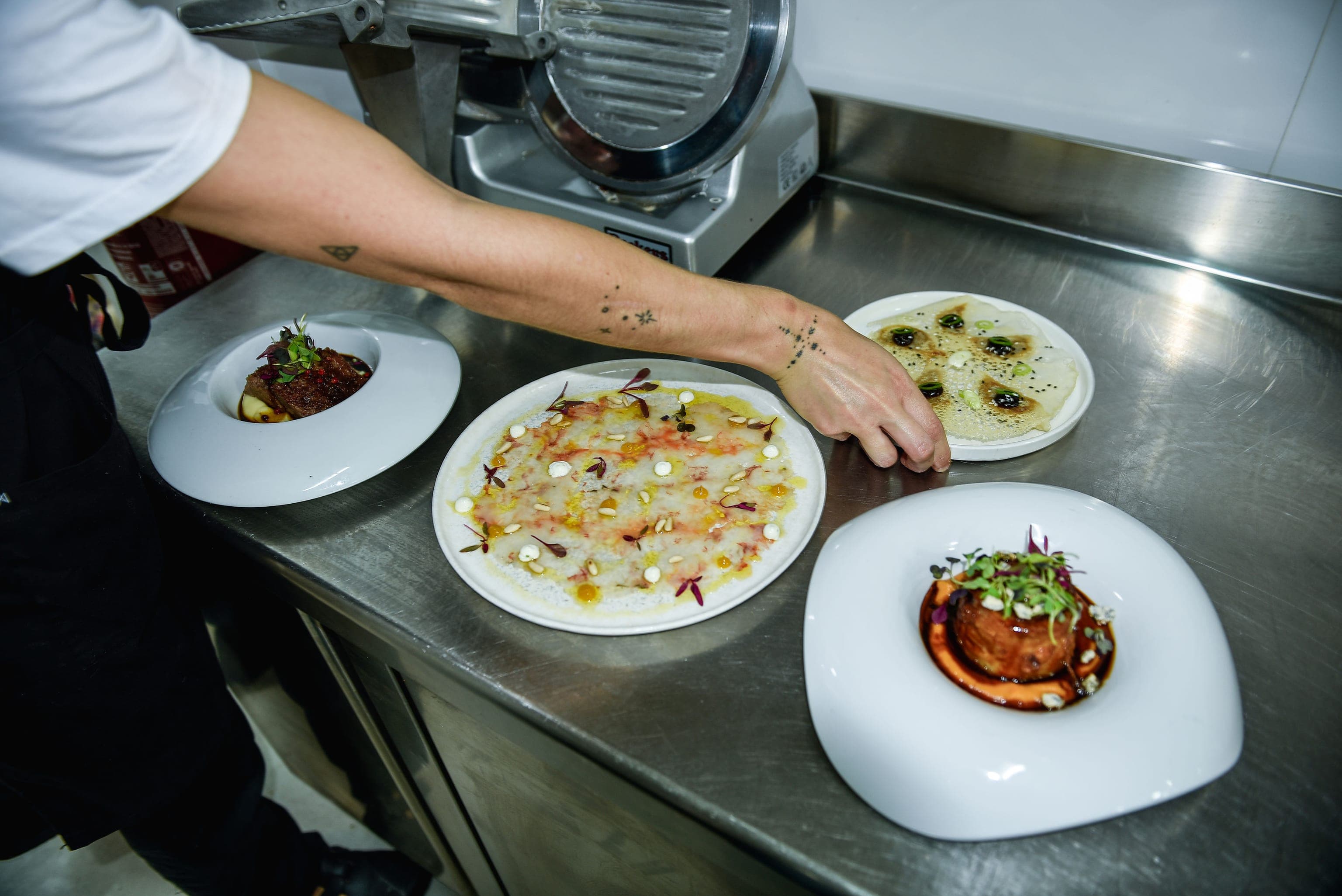 Pase de platos en la cocina de The Lot