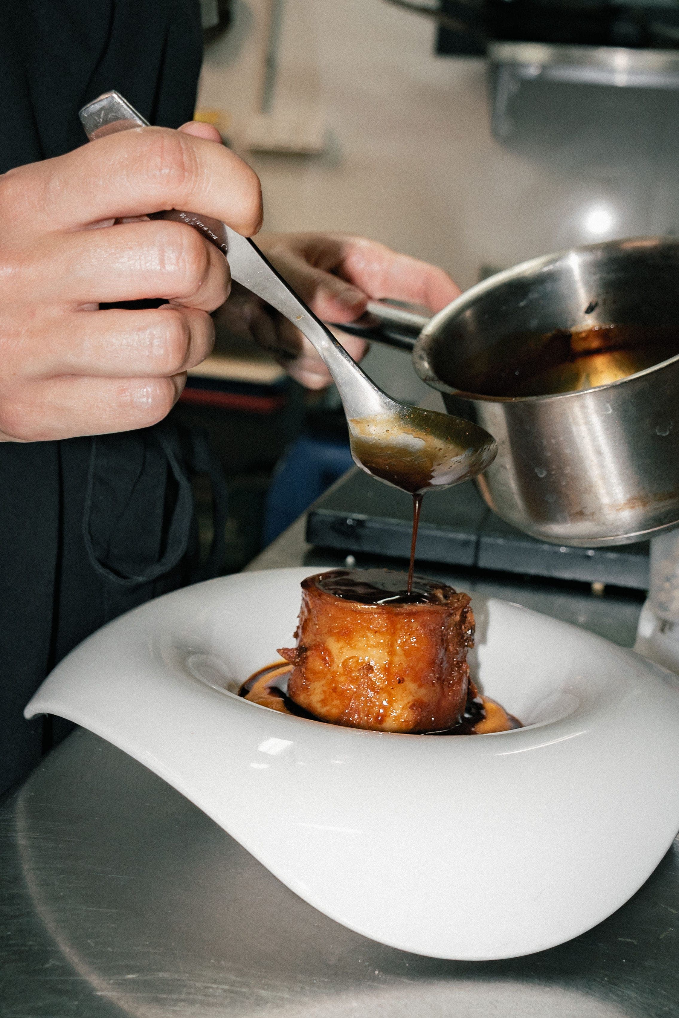 Salseado de un plato en la cocina de The Lot