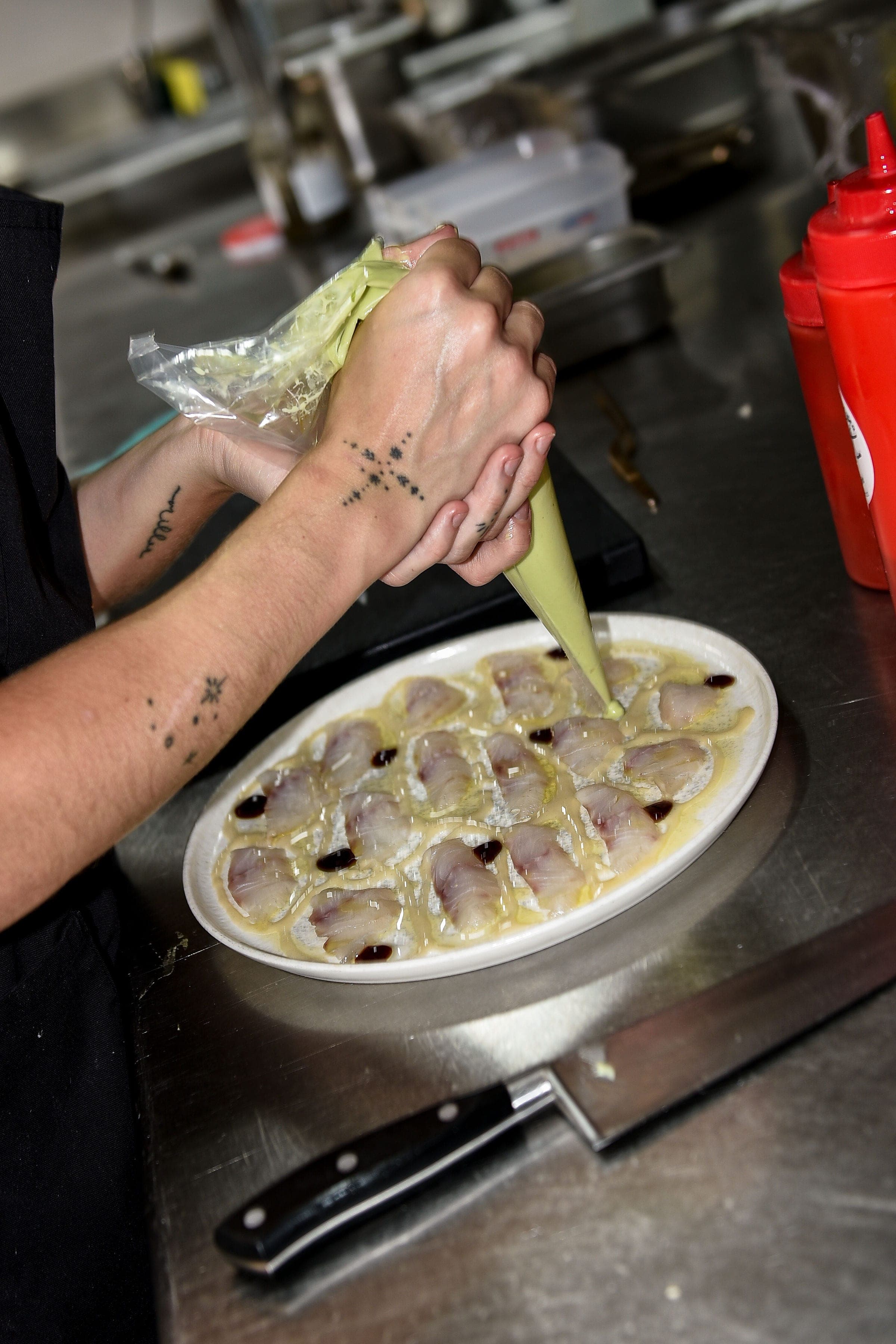 Emplatado con manga y pipeta en la cocina de The Lot
