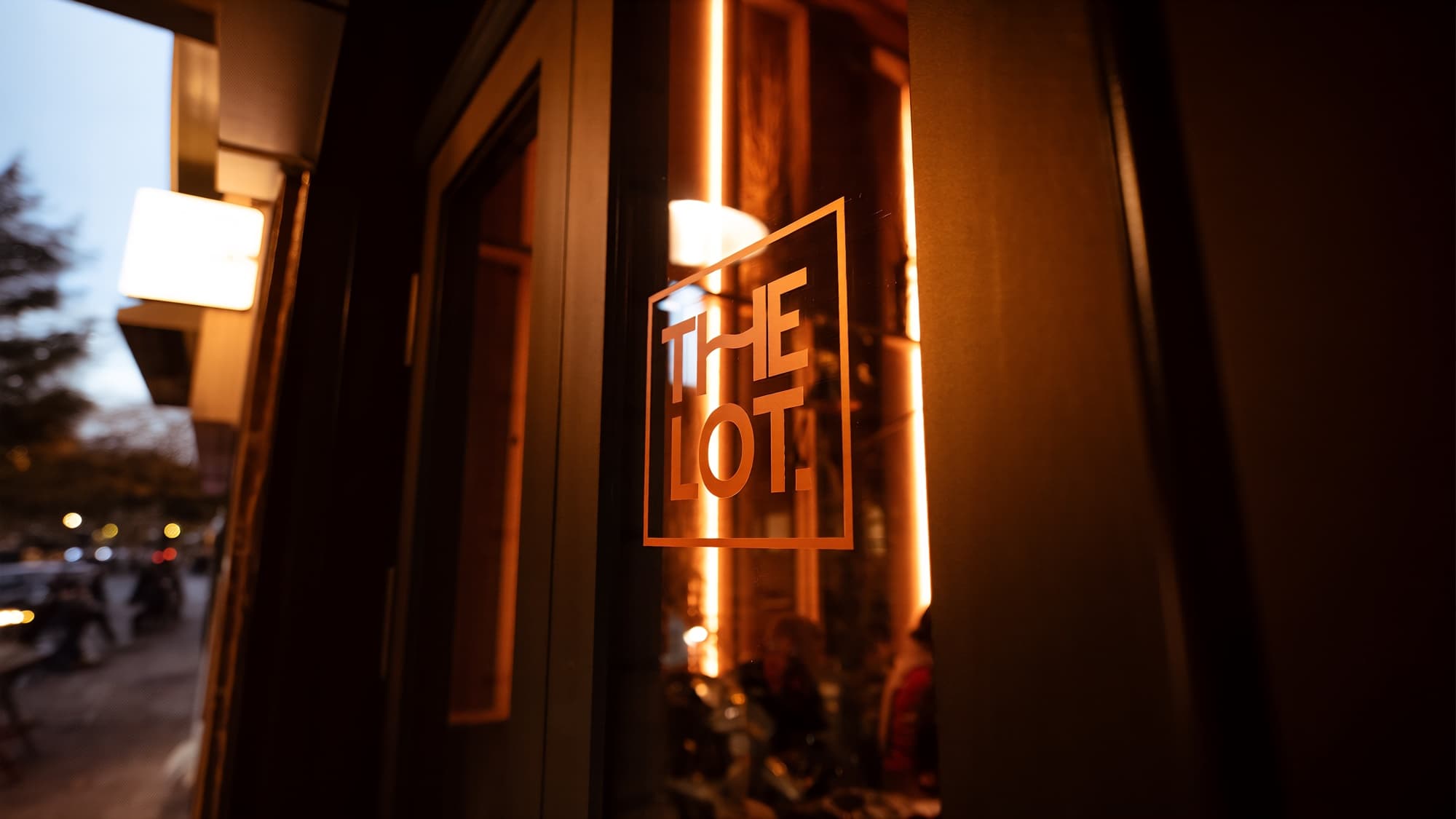 Entrada de The Lot con el logo en la cristalera