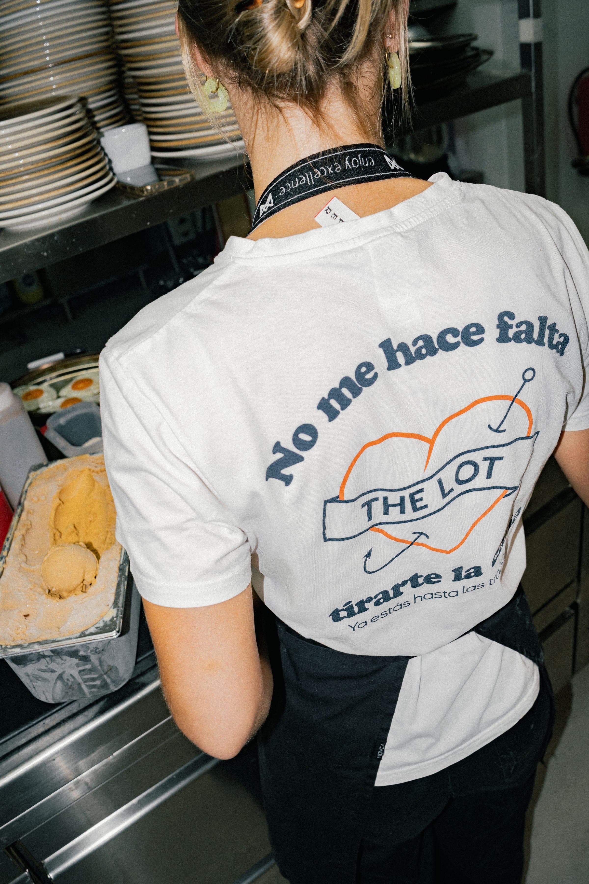Camiseta de The Lot en la cocina del restaurante