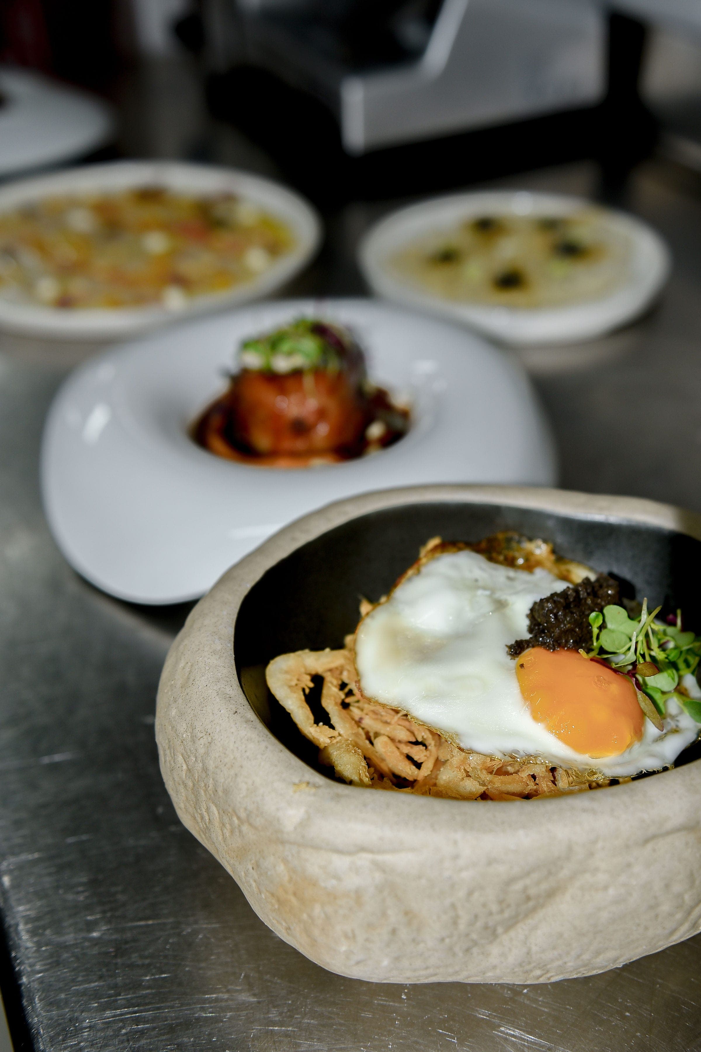 Platos emplatados en la mesa de The Lot