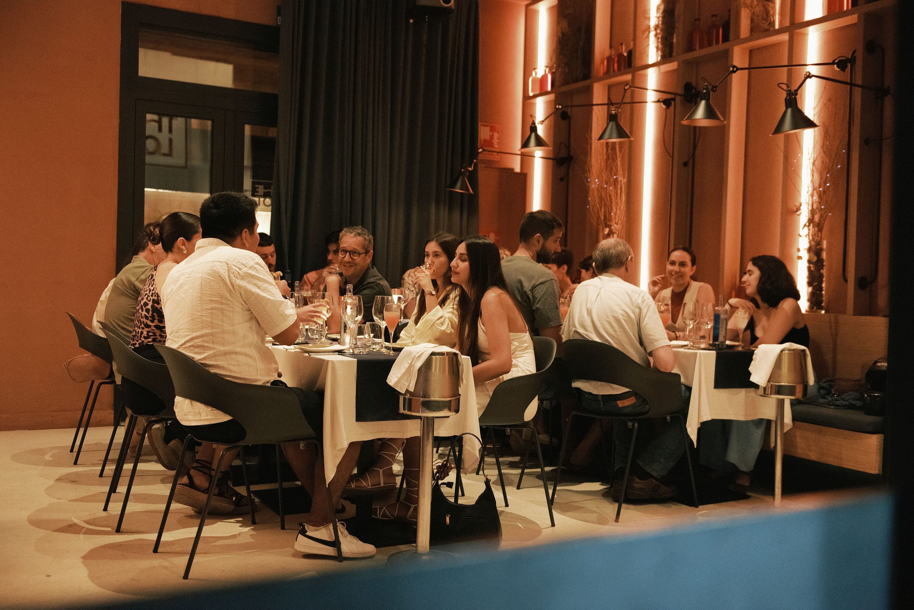 Cena de grupo en la sala de The Lot