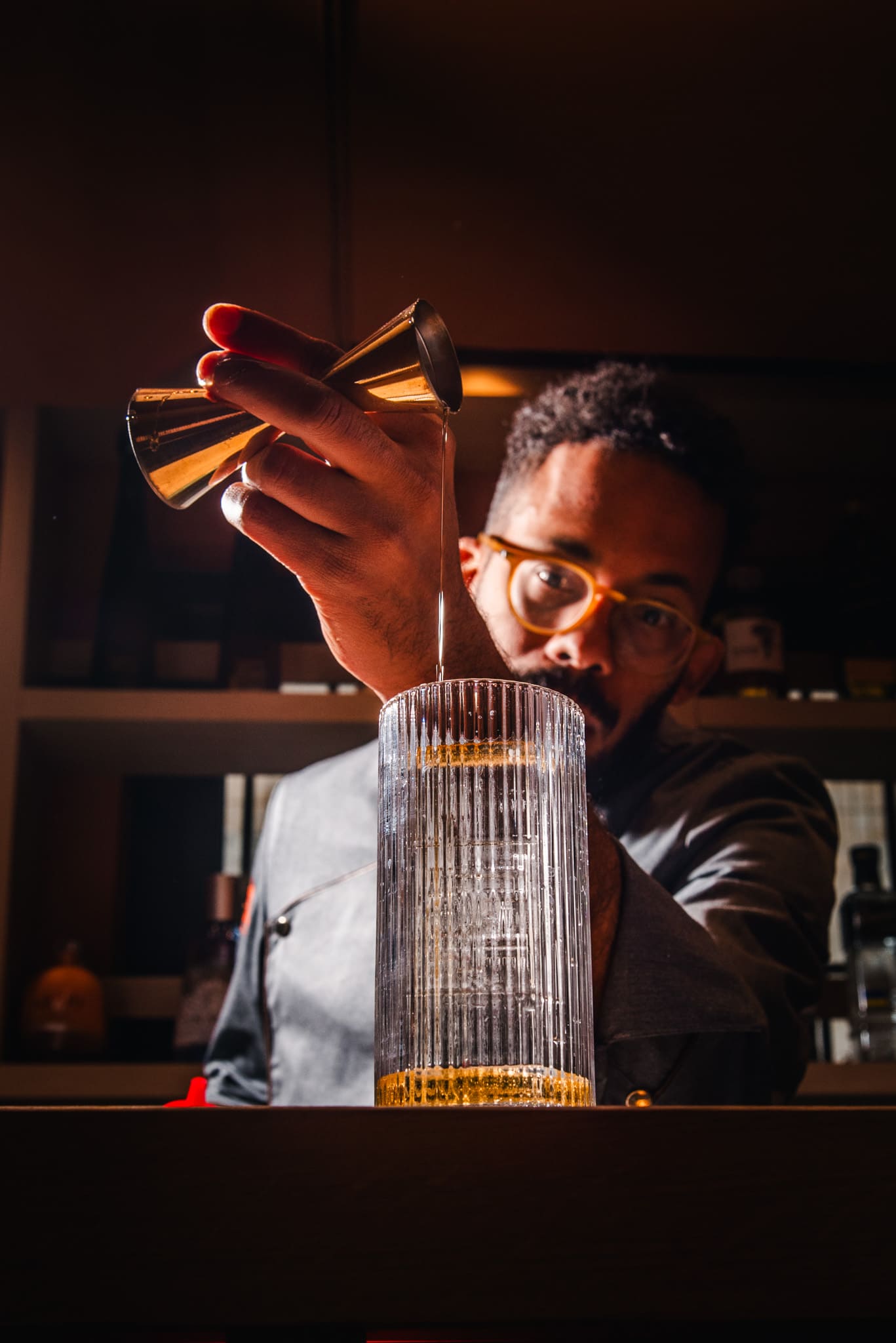 Cóctel servido en The Lot, ideal para noches especiales.